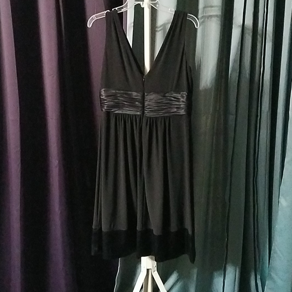 Dress - Picture 3 of 4